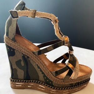 Size 7 camo wedge.